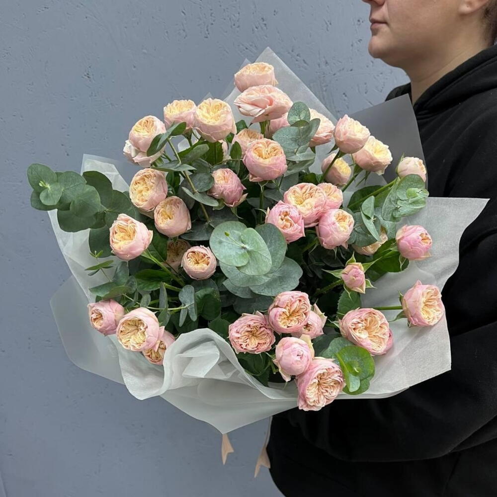 Букет из нежных пионовидных кустовых розочек