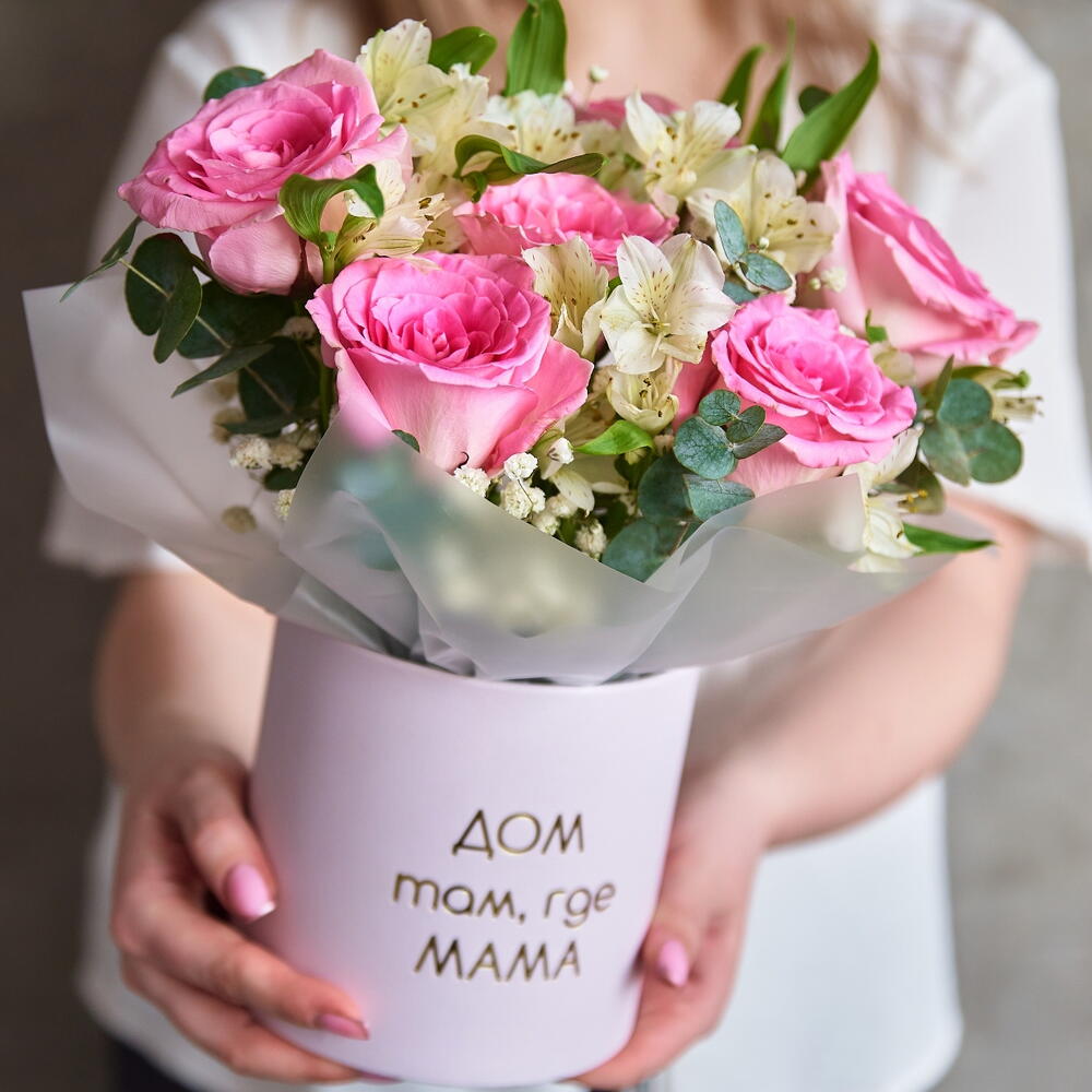 Цветы в коробке с розами и альстромериями размер s