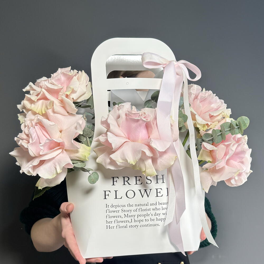Arrangement "Mondial" with French roses