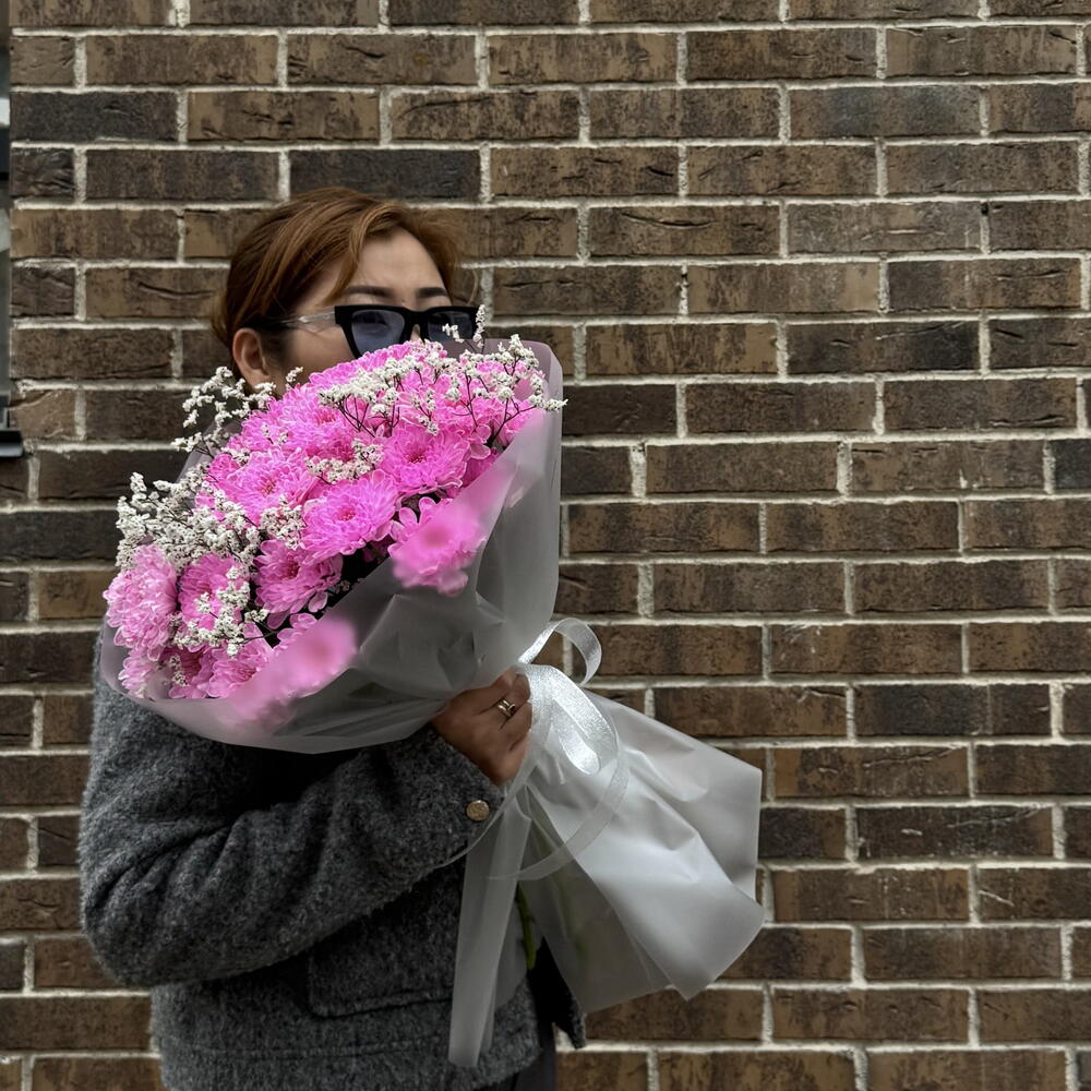 Long-lasting bouquet "Luiza" with chrysanthemums