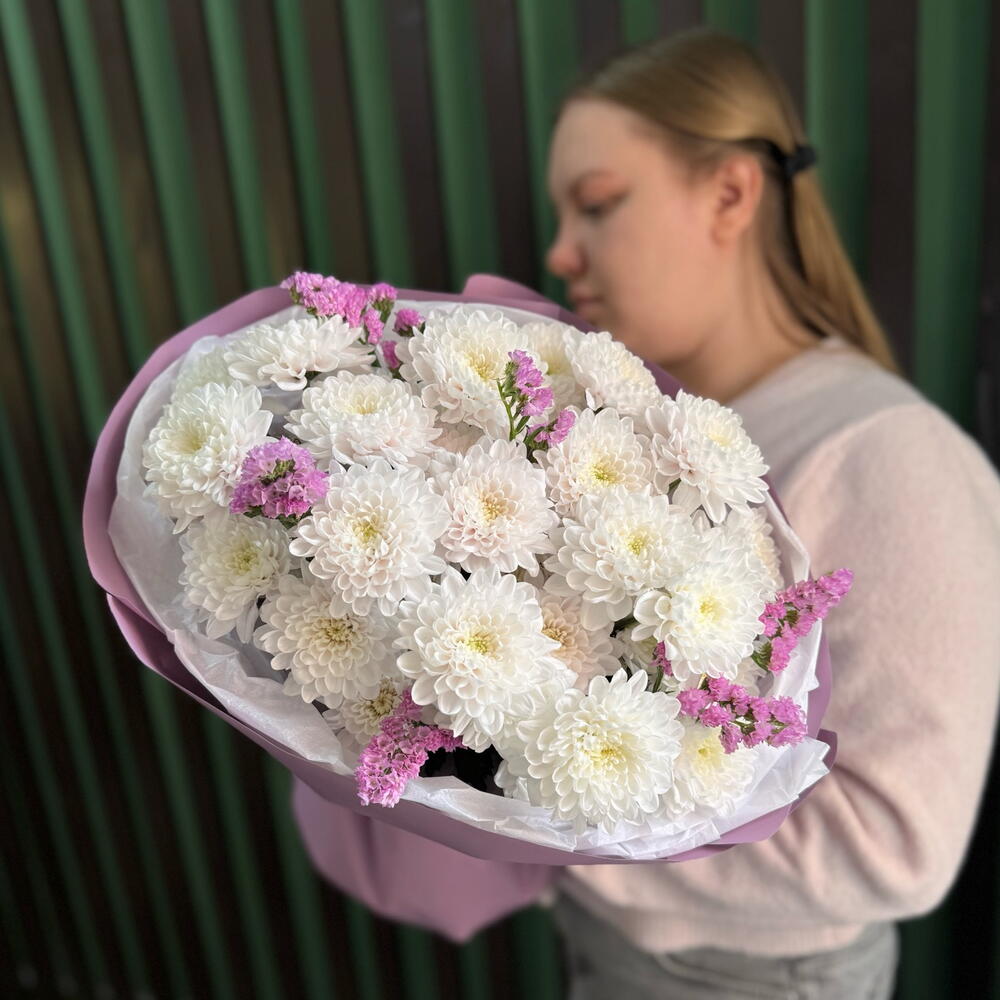 Букет из белых кустовых хризантем и розовой статицы