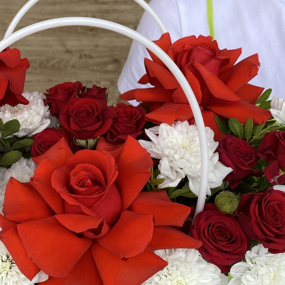 Композиция с алыми французскими розами Нина