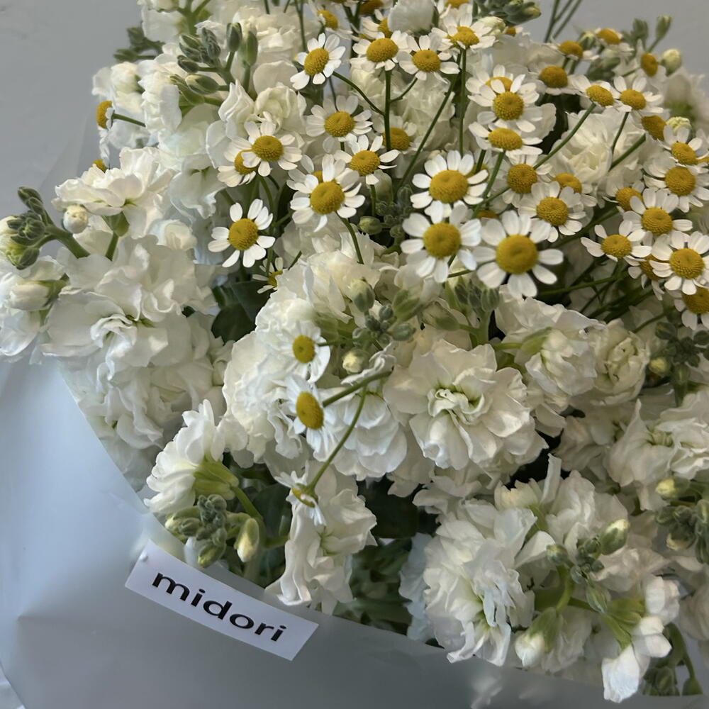 Букет с маттиолой и ромашкой