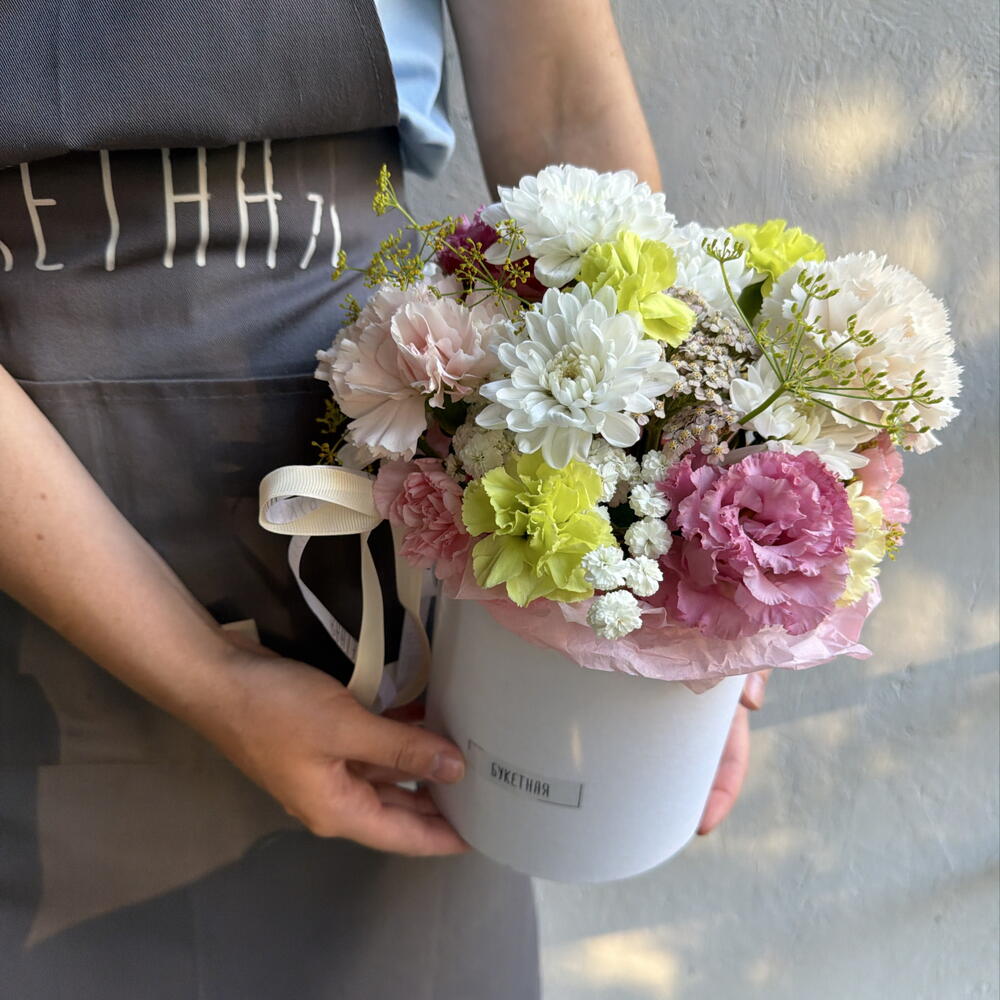 Композиция с хризантемой и диантусами в шляпной коробке 🌸