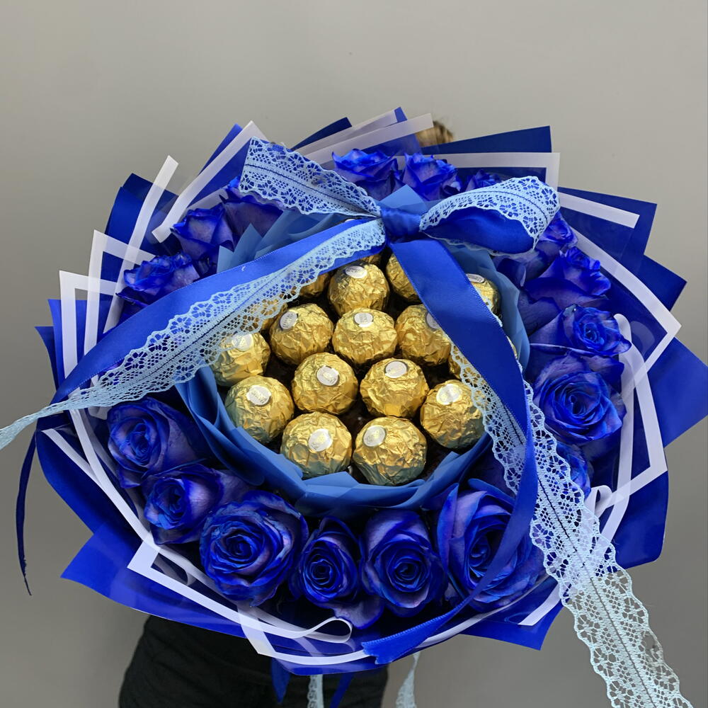 Букет синих роз и Ferrero Rocher