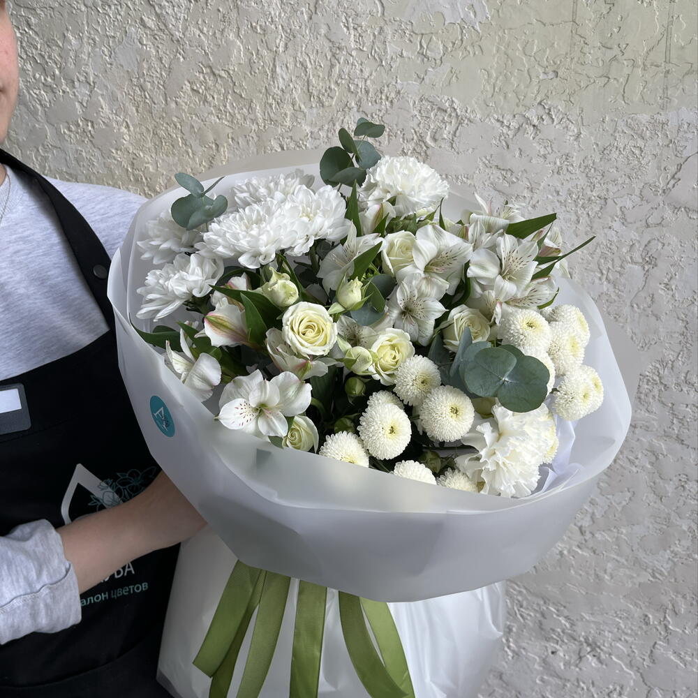 Авторский сборный букет «Белоснежное облако» с кустовой хризантемой, альстромерией и эвкалиптом