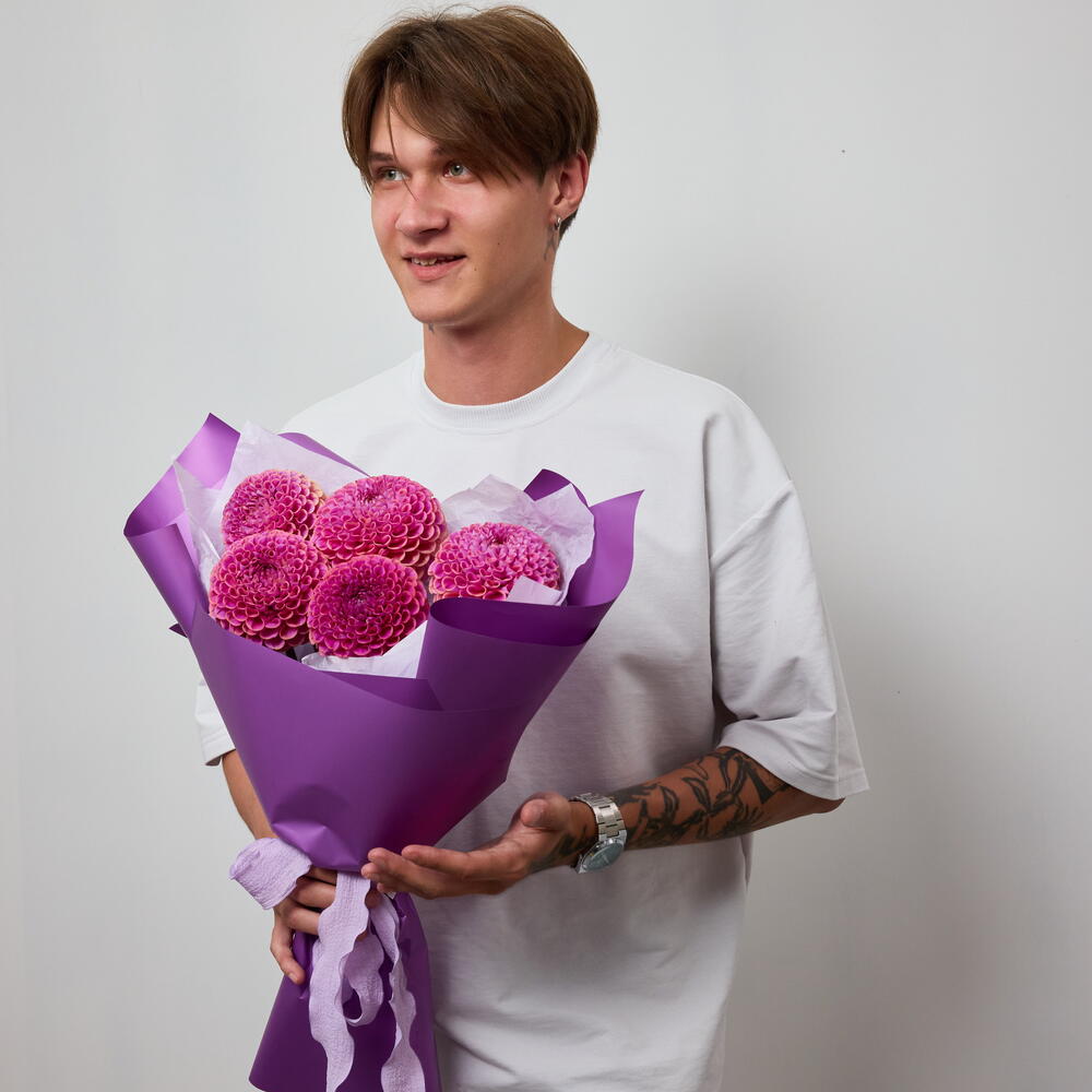 5 фиолетовых георгин букет