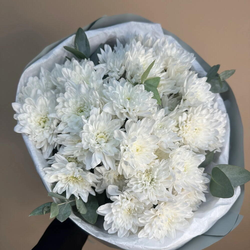 Букет с кустовой хризантемой и эвкалиптом  🌼