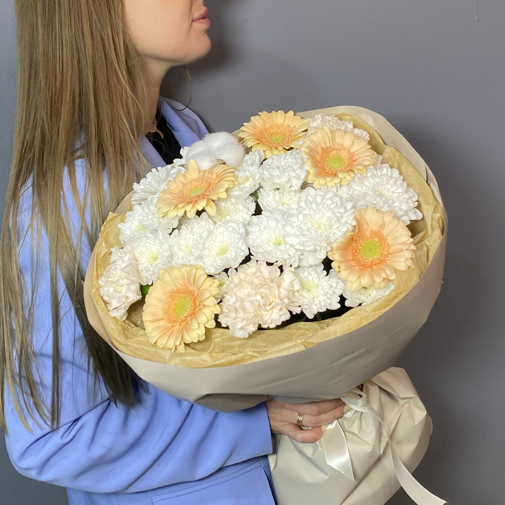 Букет с герберами и хлопком