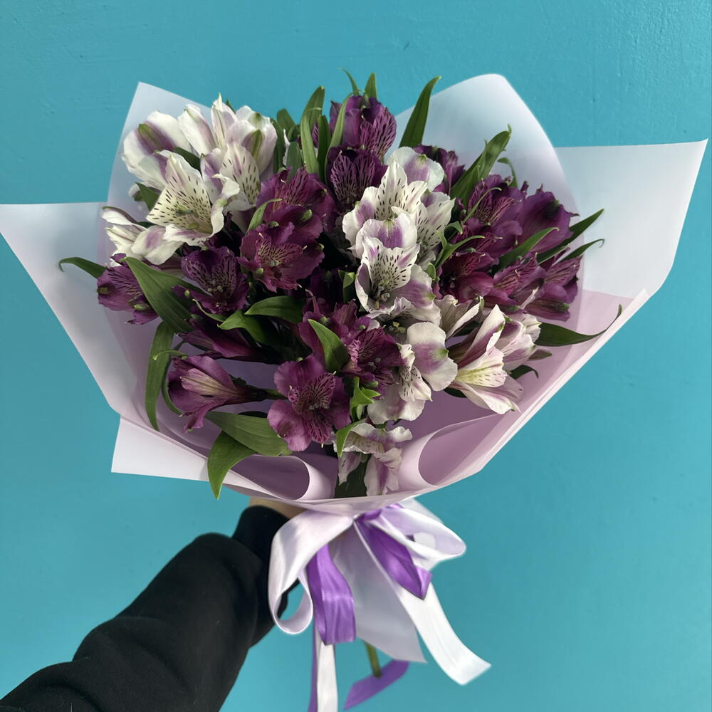 Фиолетовые и белые альстромерии 💜