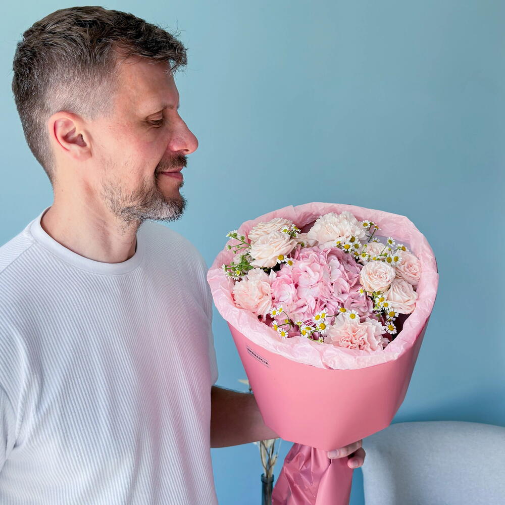 Букет с гортензией, розой Бомбастик и ромашками «Розовый закат» 🌸🤍 40816