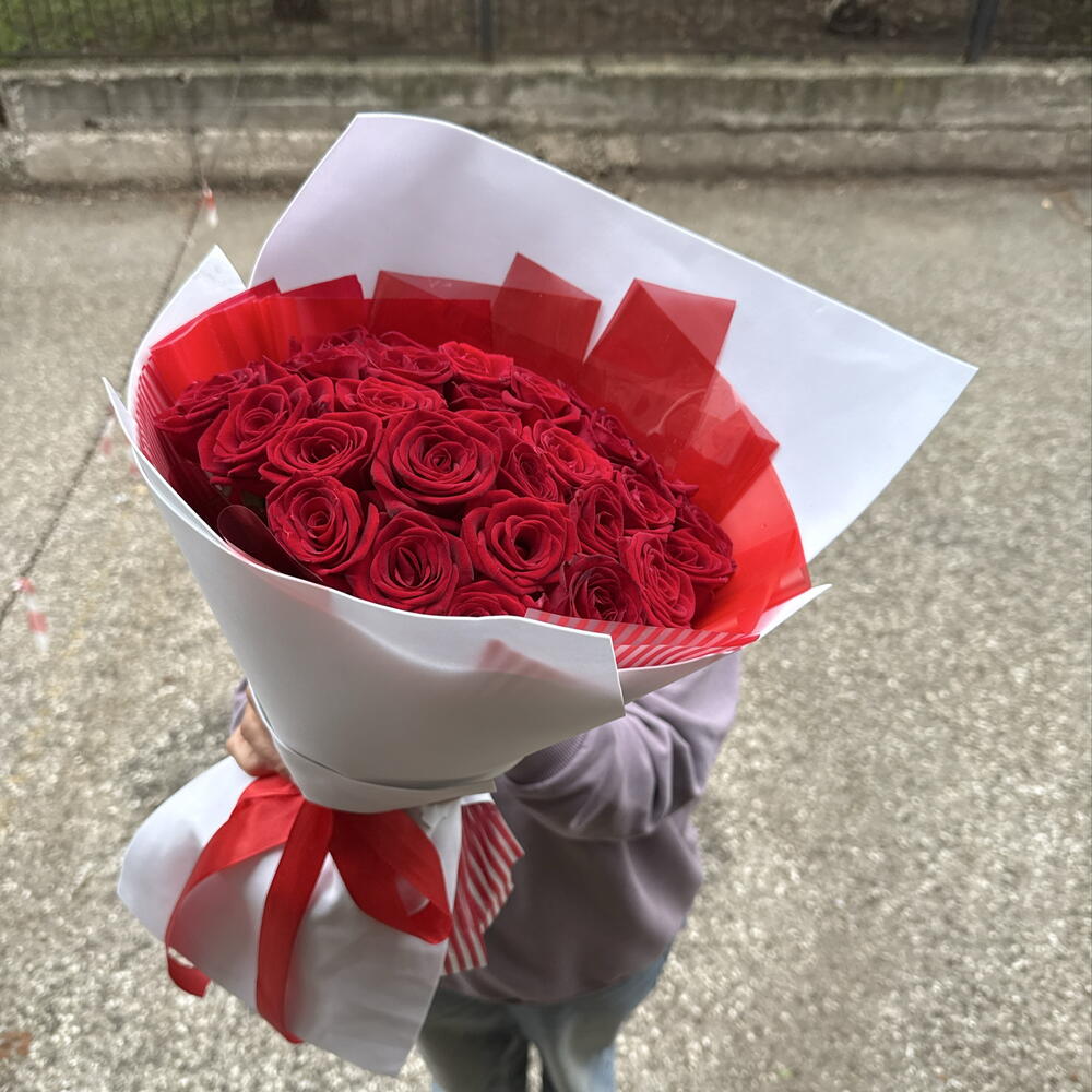 Букет из алых роз