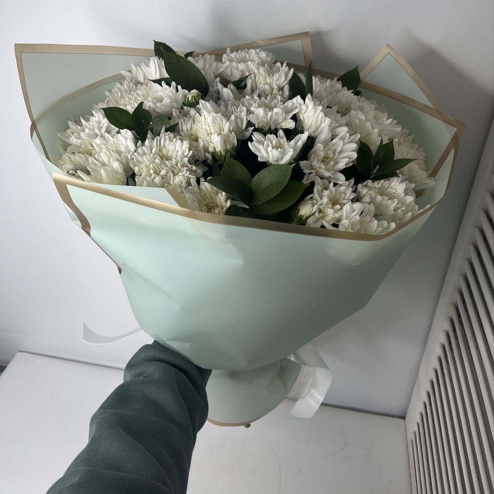 9 белых хризантем