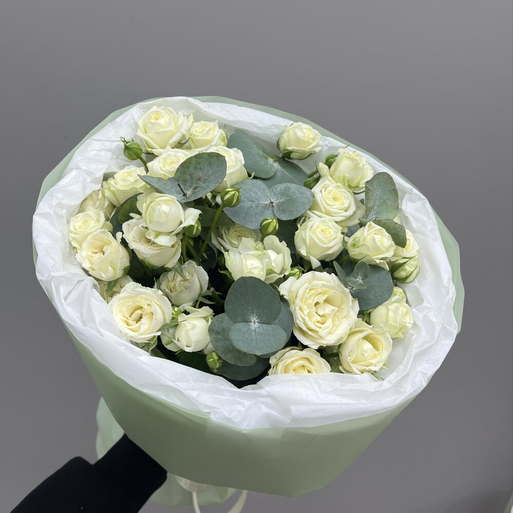 Букет моно из кустовых роз с эвкалиптом 💚