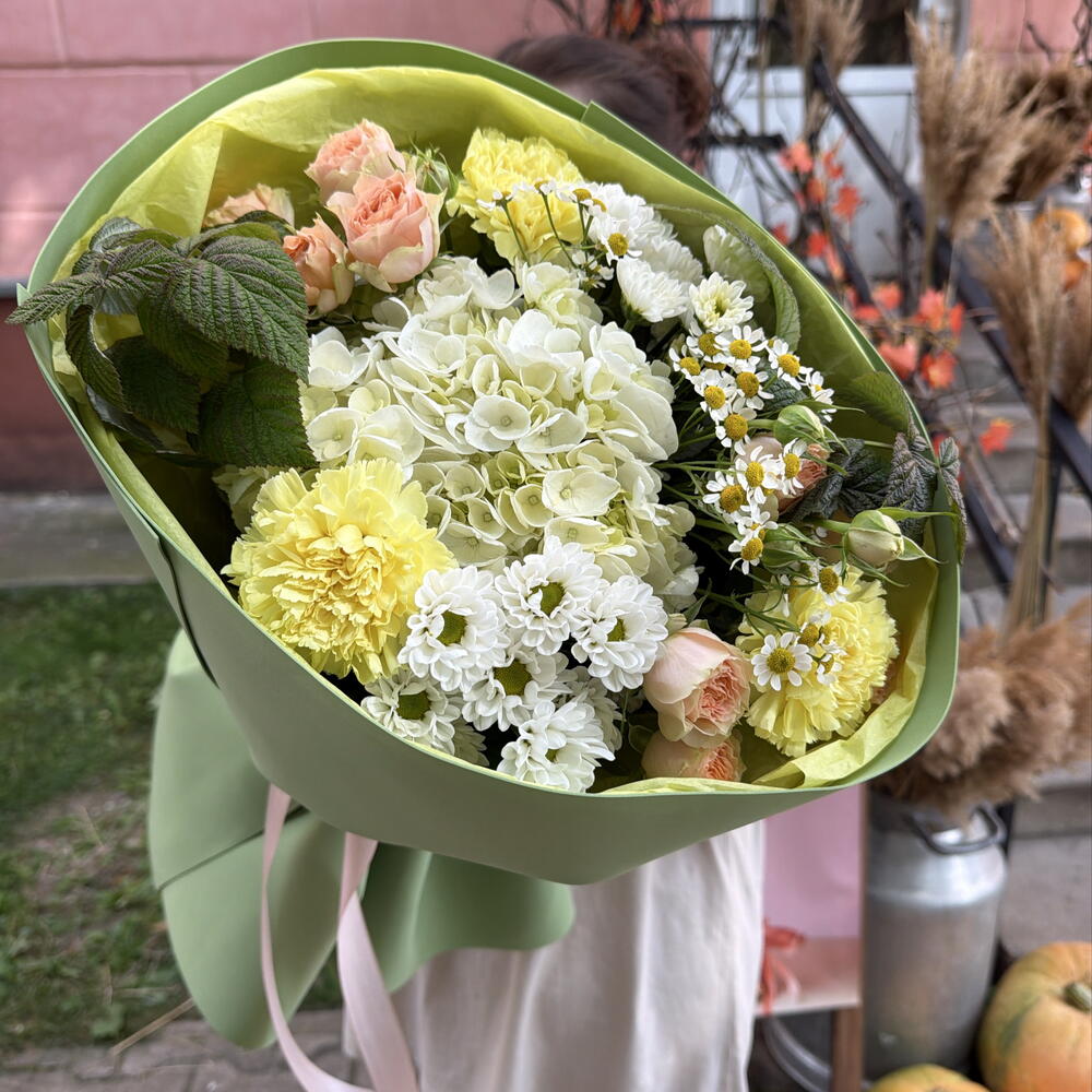 Авторский букет с листьями малины