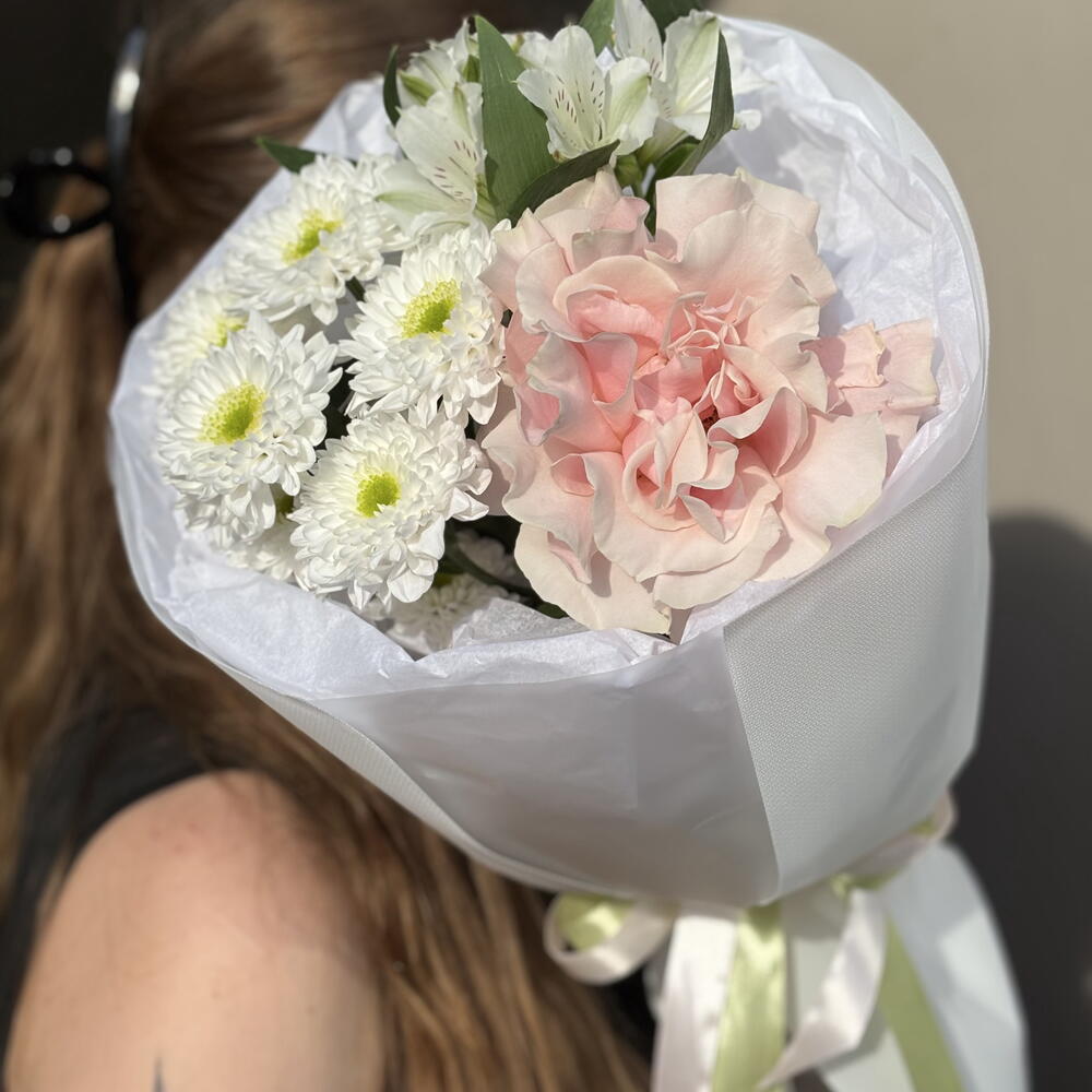 Букет-комплимент из альстромерии, хризантемы и французской розы💖