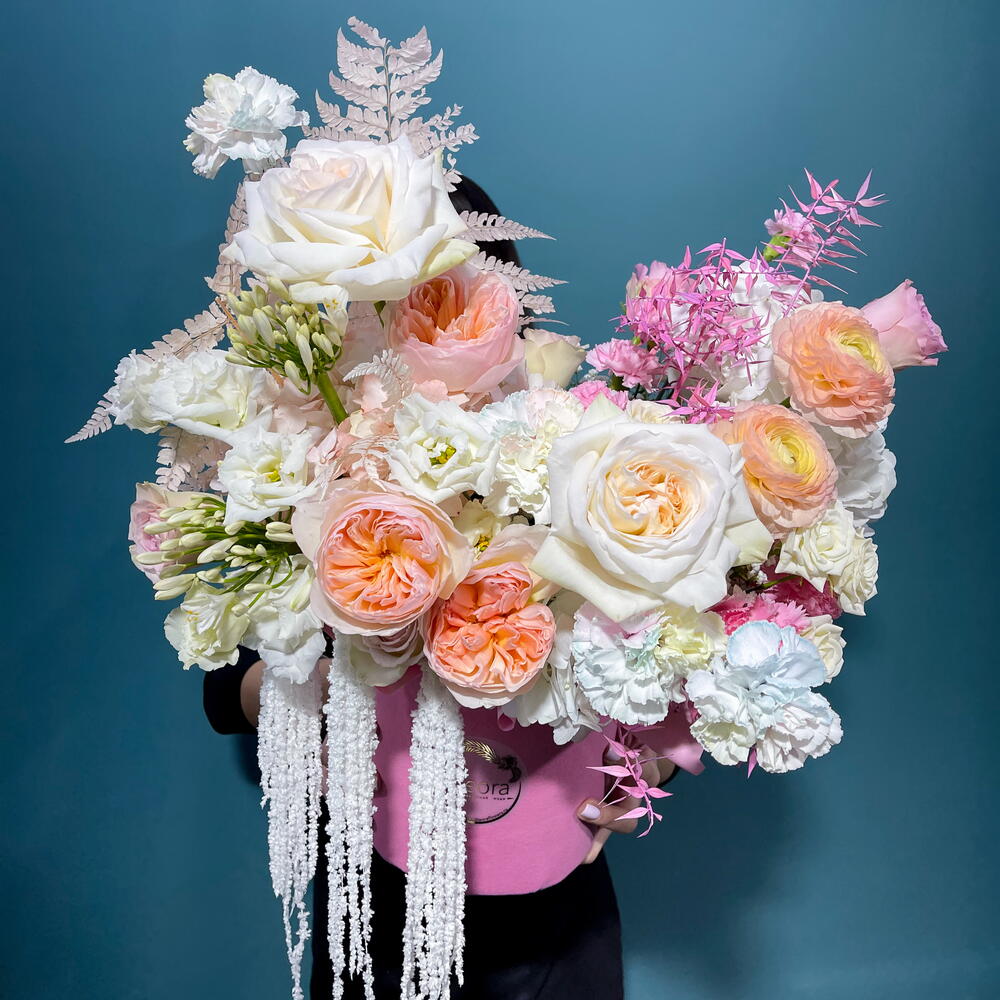 Flores en una Caja. Rosas peonías, hortensias y Dianthus. Composición 520. Leora Flowers casa de moda floral