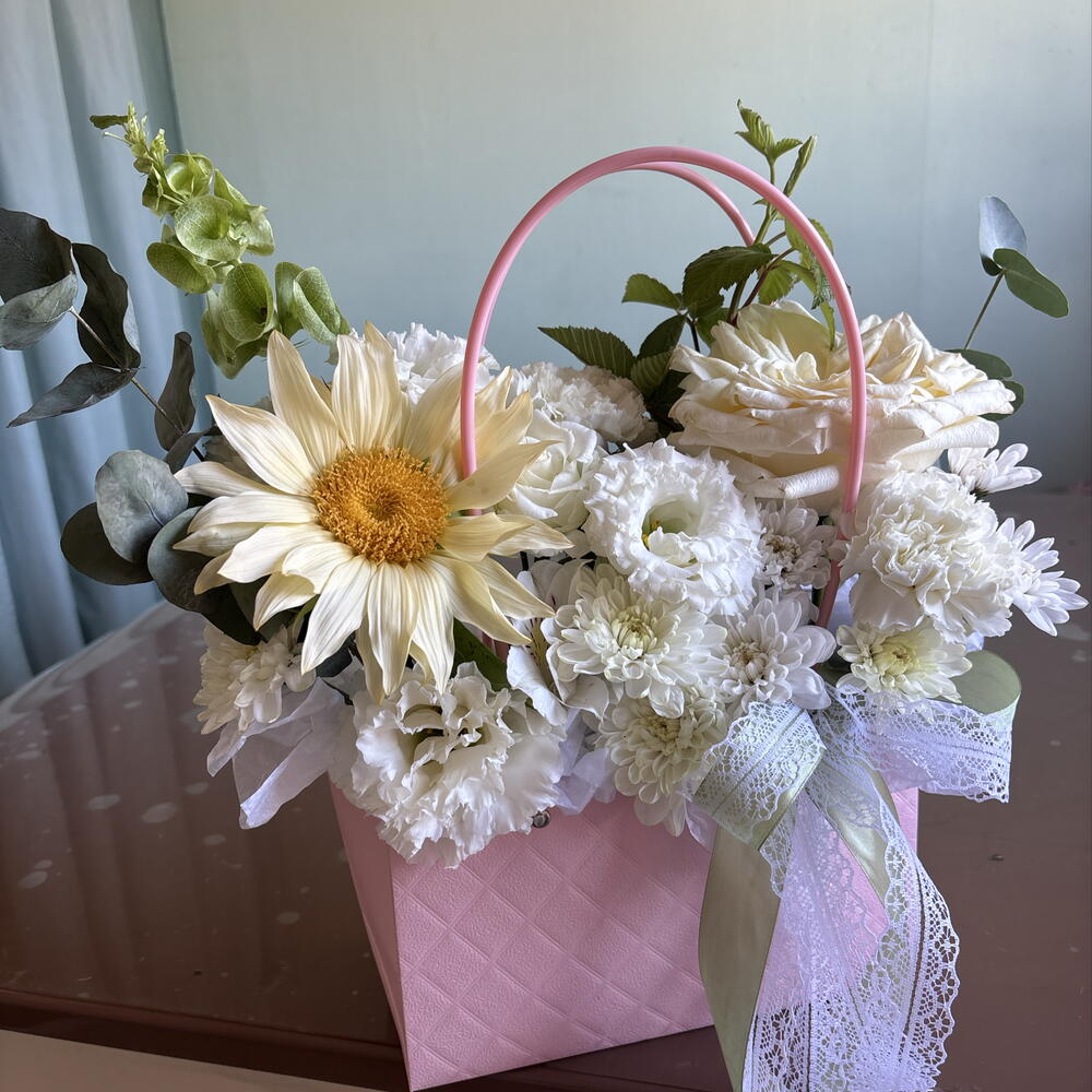 Композиция из эустомы белой,роз канделайт, подсолнуха,белых диантусов💕🌸
