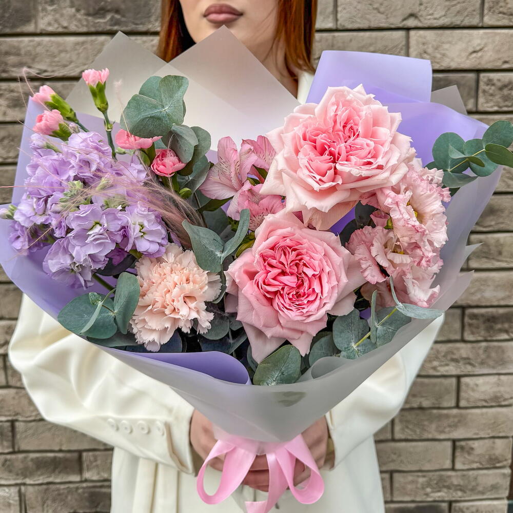 Авторский букет с пионовидной розой Хитоми и маттиолой.Leoraflowers 5118