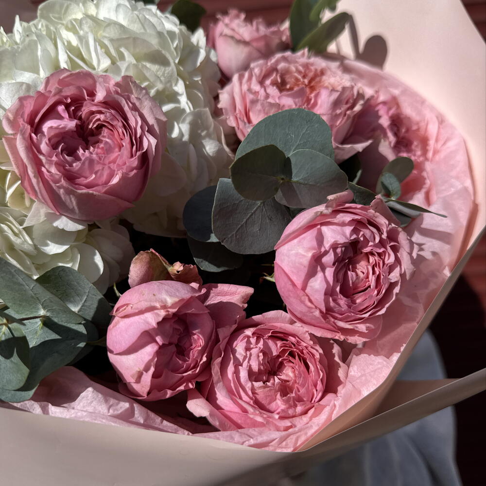 Букет милый 🥰 «нежные касания» в составе гортензия, кустовая роза JULIETTA, эвкалипт