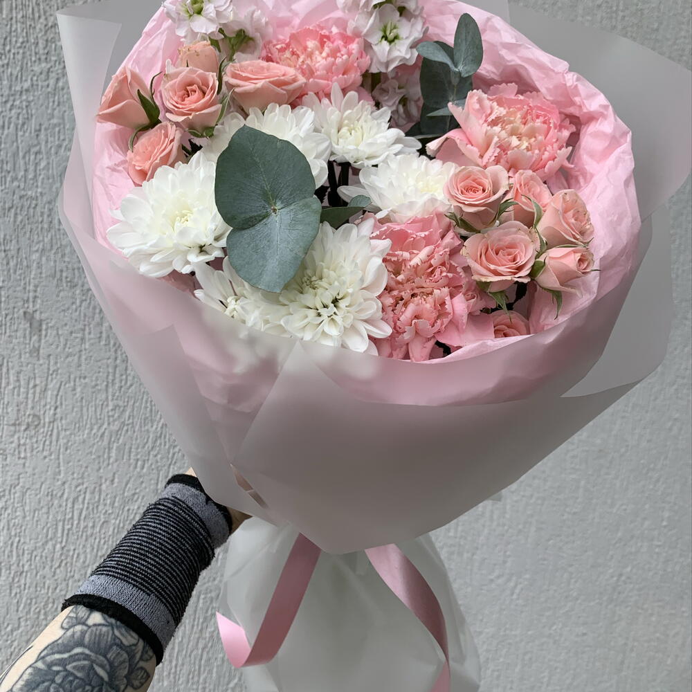 Сборный Букет: Маттиола, Кустовые Розы, Хризантема и Диантусы 🦋