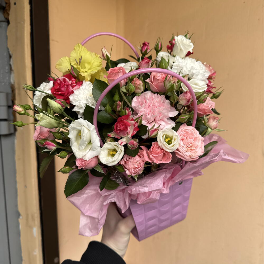 Сумочка «романтика на пляже» в составе гладиолус, кустовые розы, диантус, эустома