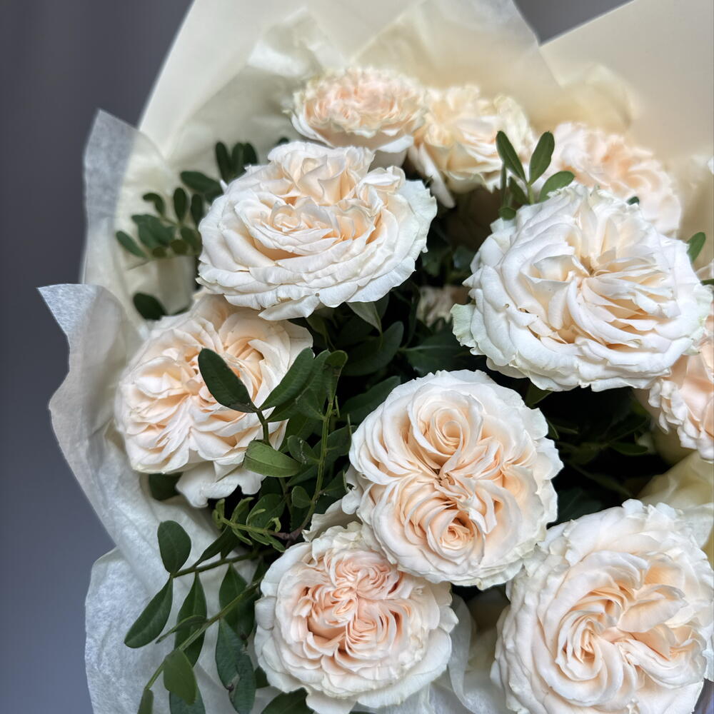 Букет - комплимент из кустовых роз