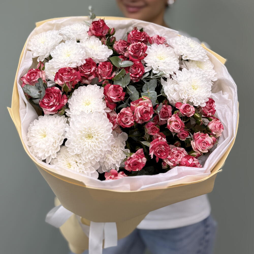 Пышный букет 🌸 «Отзывчивость » — белые хризантемы  и розы кустовые сорта Fair Works 🤍