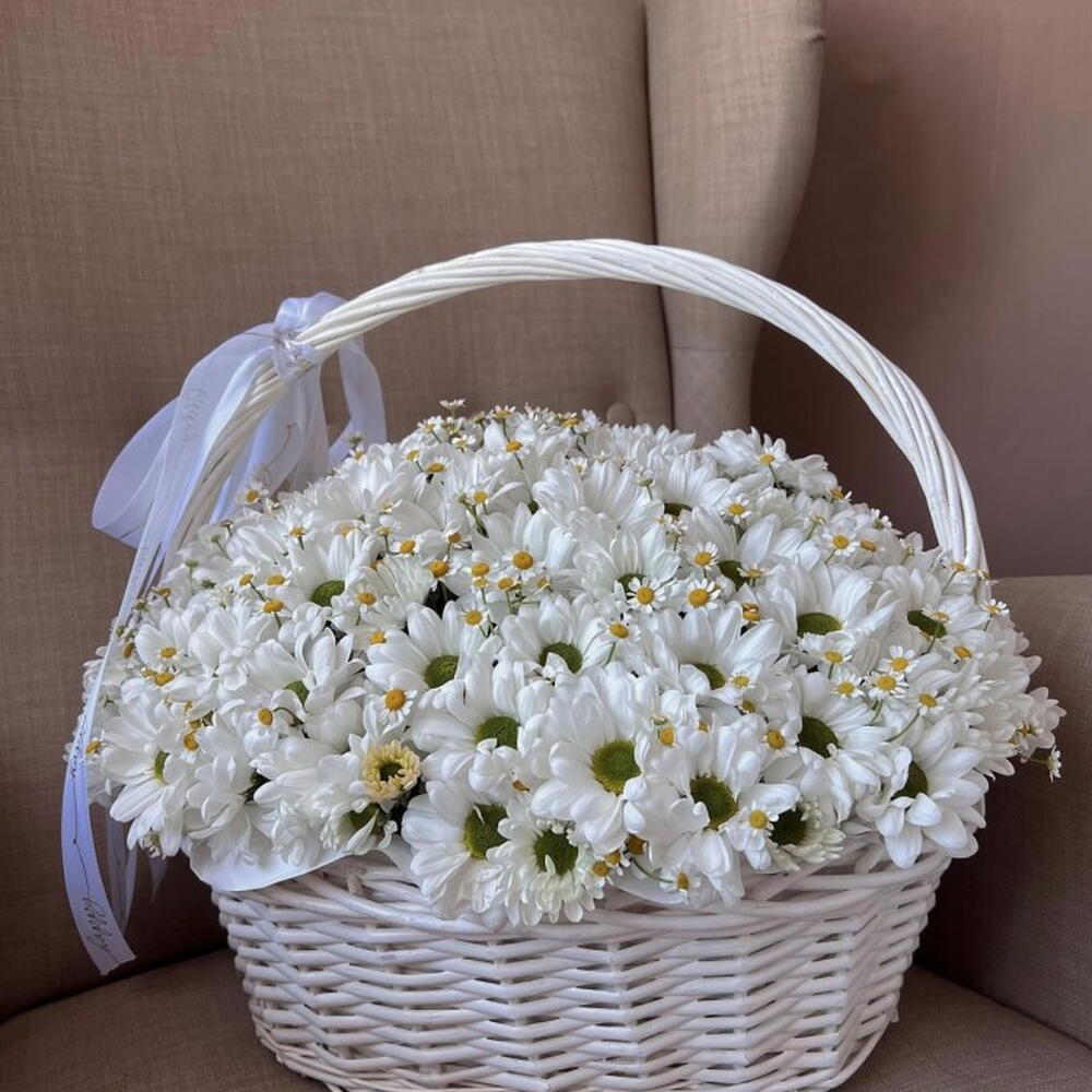Корзина из ромашковых хризантем и ромашек танацетума