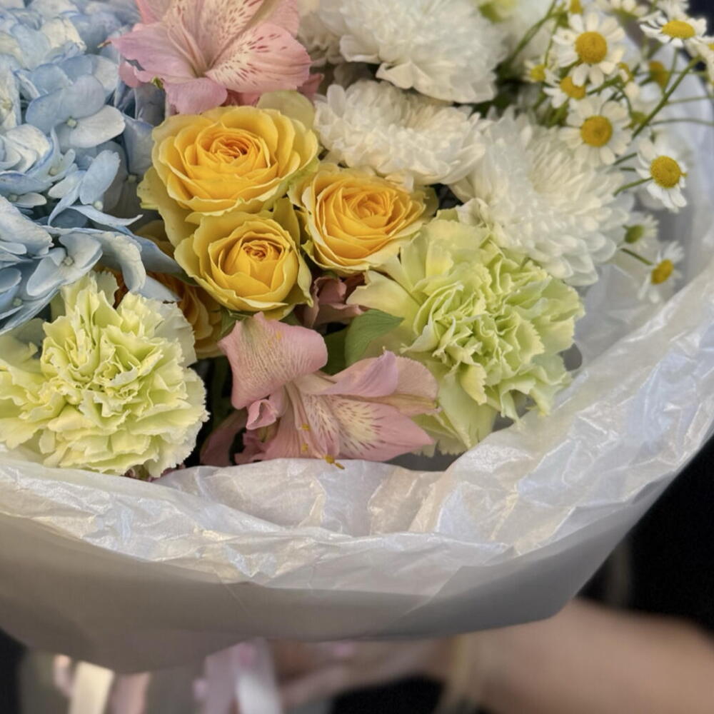 Букет дофаминовый «💛 Ты сегодня особенная» (гортензия, кустовая роза, кустовая хризантема, ромашка)