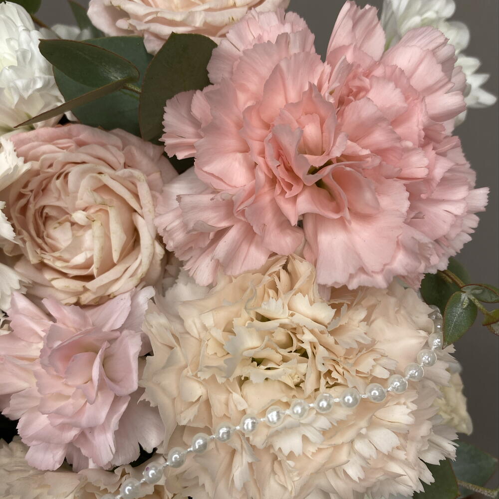 Пастельная мечта 💗Авторская композиция в сумочке из кустовых роз, хризантем и диантусов