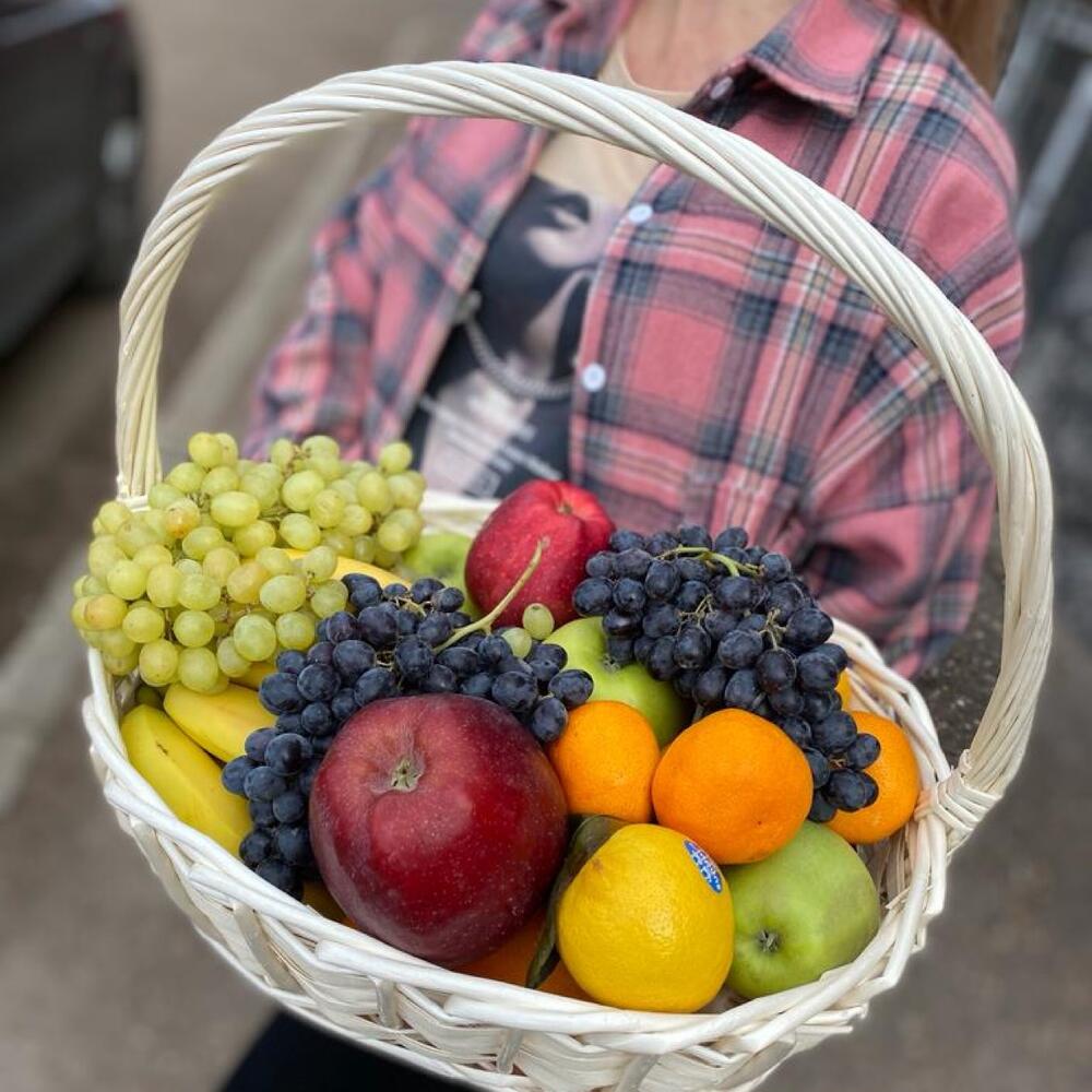 Фруктовая корзина сезонных продуктов, Подарочные наборы Уфа, Уфимский  район, Башкортостан, Россия, купить по цене 6817 руб, Фрукты, ягоды и фреши  в Дом Букетов на Кавказской с доставкой | Flowwow