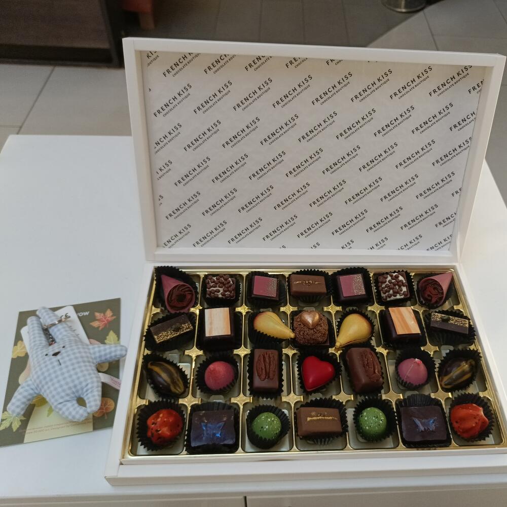 Набор конфет FRENCH KISS с игрушкой, Кондитерские и пекарни в Санкт-Петербурге, купить по цене 5400 RUB, Конфеты ручной работы в FRENCH KISS SPB с доставкой
