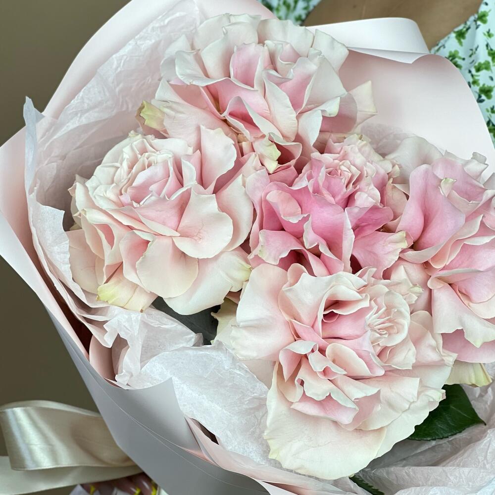 Ажурные розы в нежном исполнении💕 Комплимент