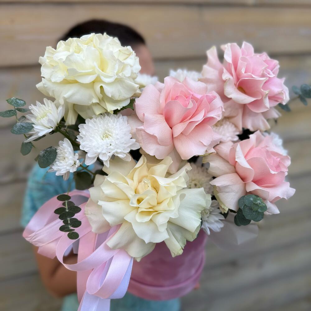 Ажурные розы в шляпной коробке