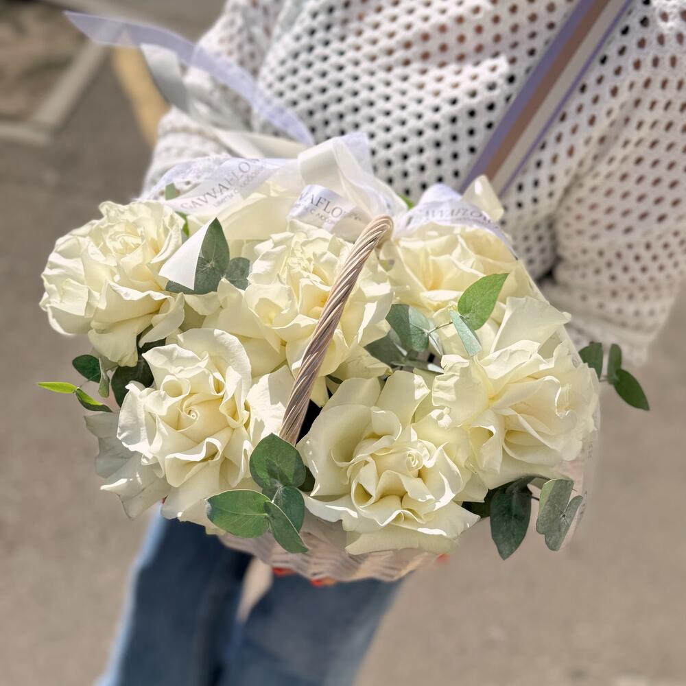 Плетеная корзина с белыми французскими розами и ароматным эвкалиптом