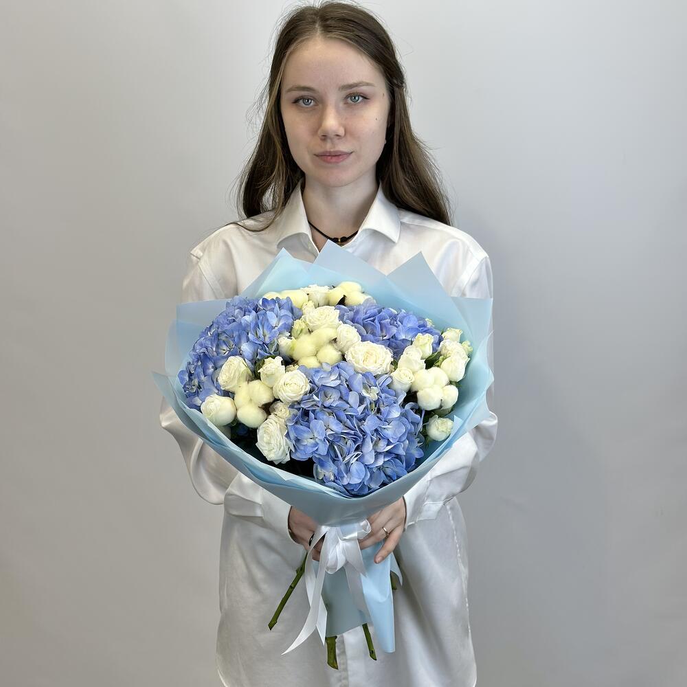 Сборный букет Нежность с гортензиями, кустовой пионовидной розой и хлопком