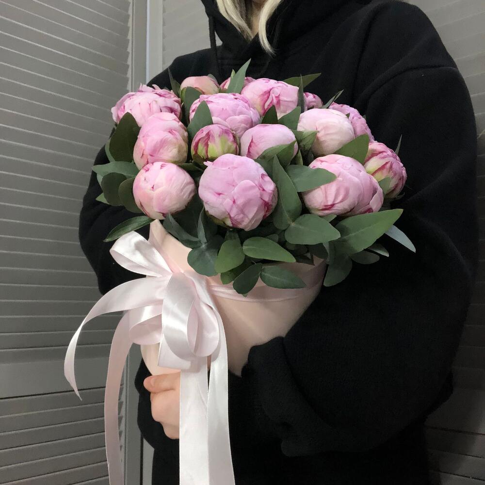 Импортные шикарные пионы Сара в коробке