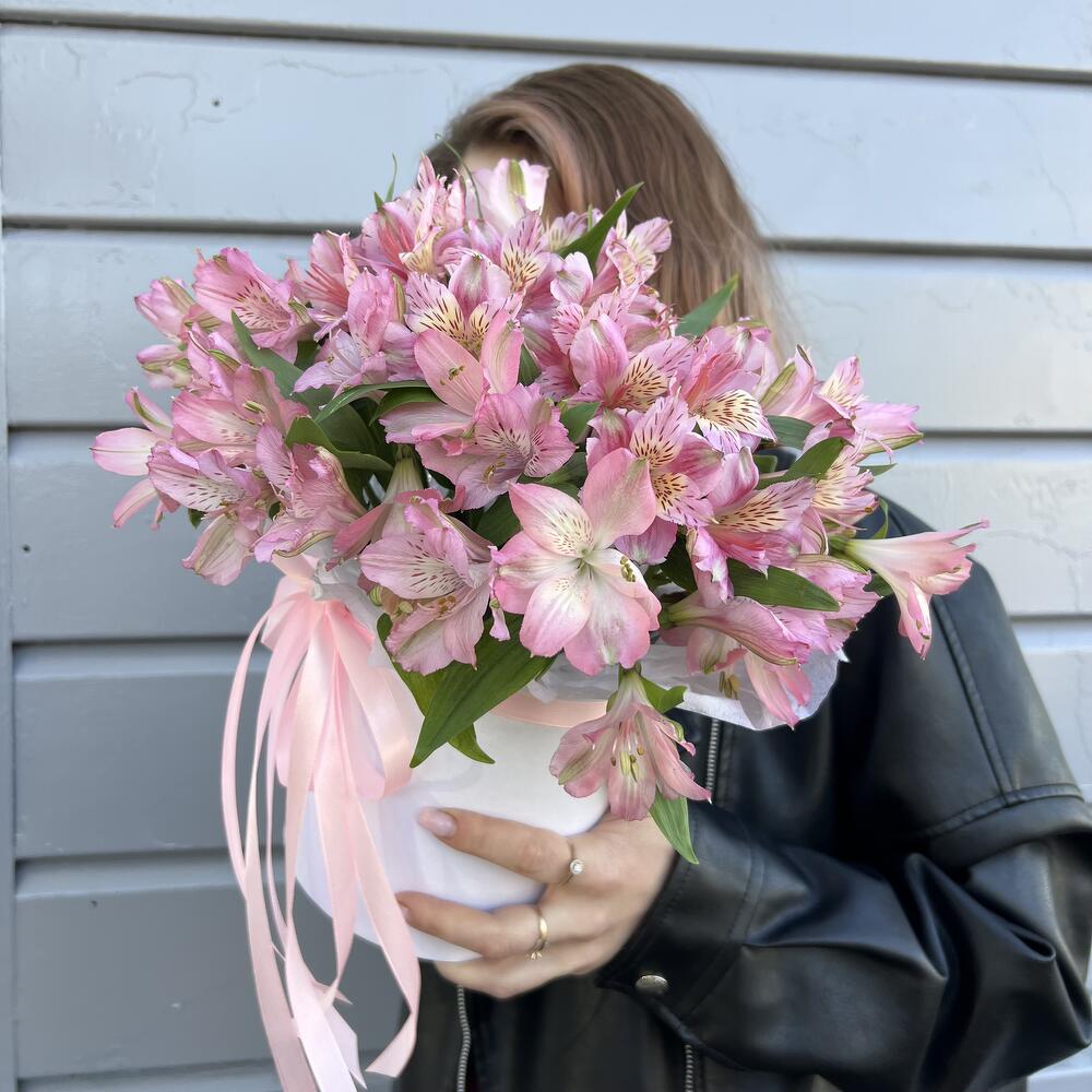 11 Розовых Альстромерий в коробочке 🌸