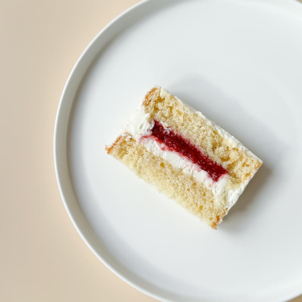 Торт с клубникой для девушки , мамы , жены