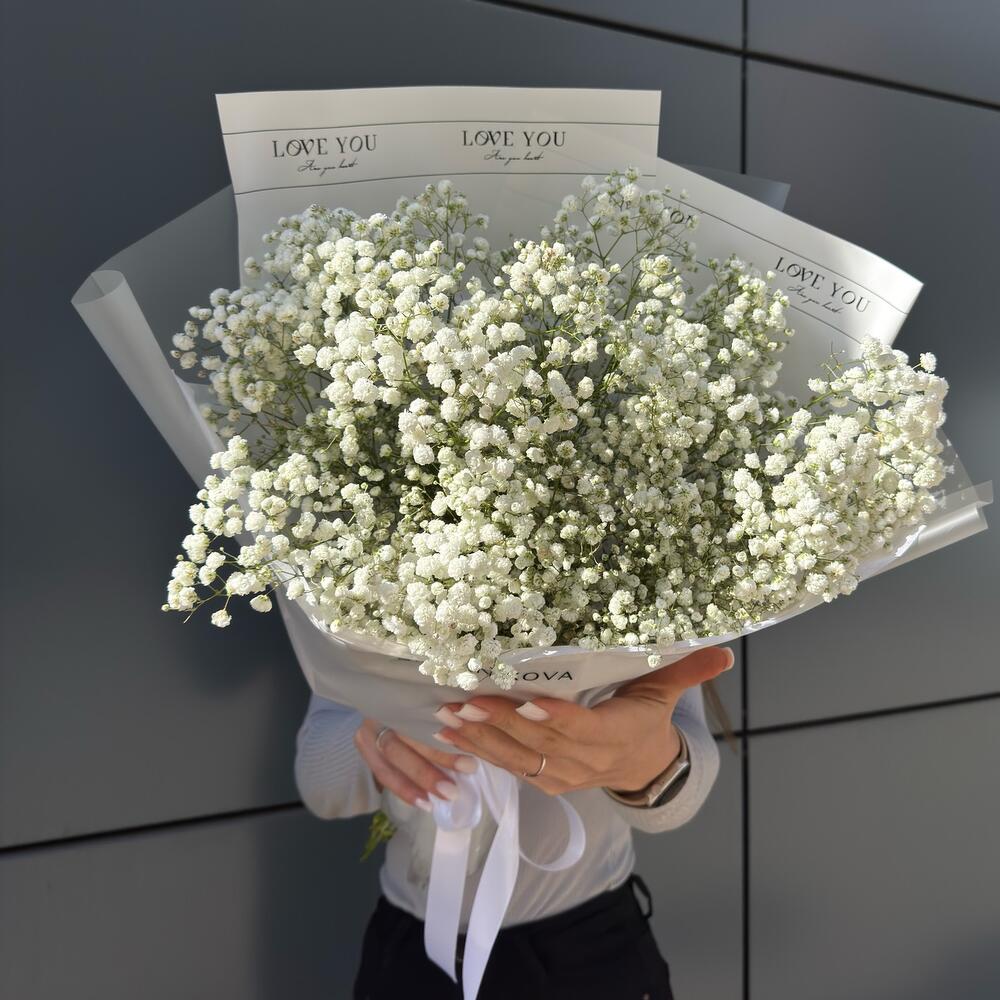 Белая гипсофила в букете