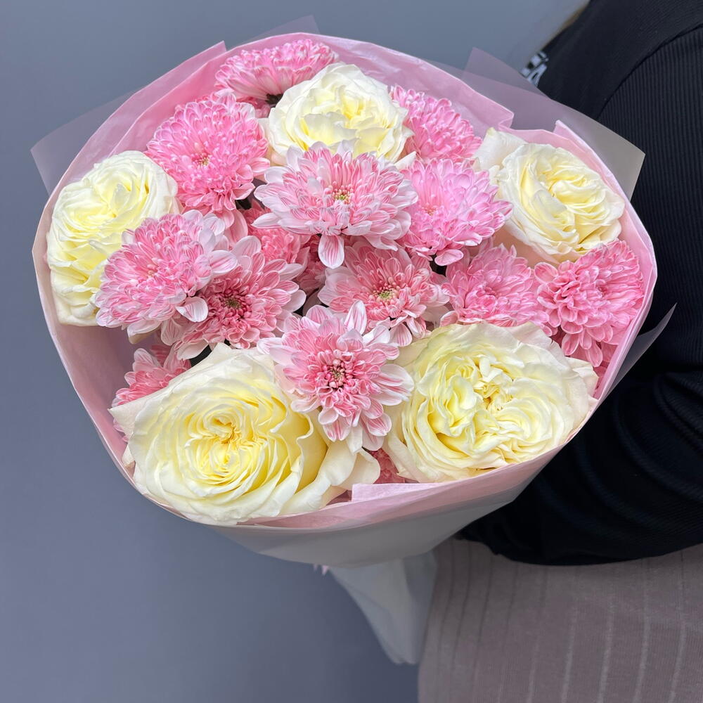 Букет из кустовых хризантем и роз пионовидных 🌸