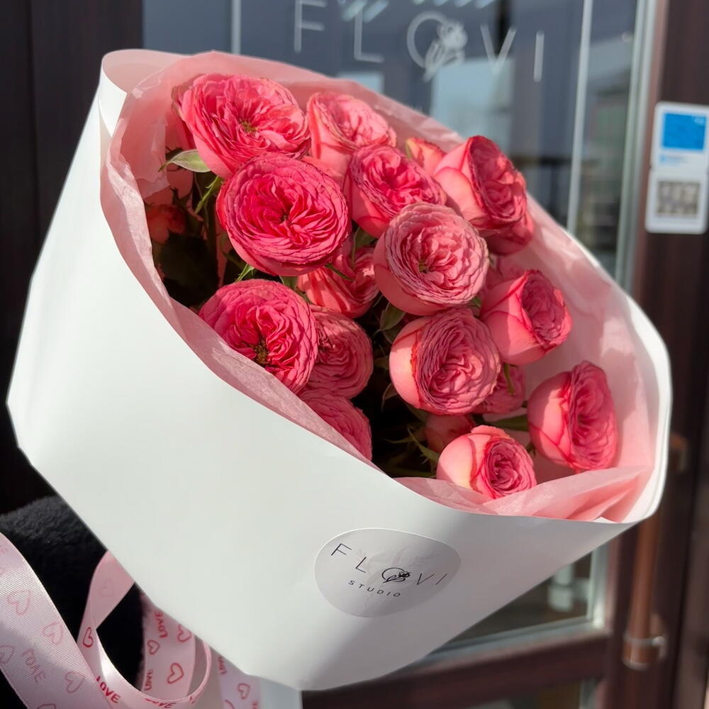 Bouquet of Havi peony-style shrub roses "Tender Petals"