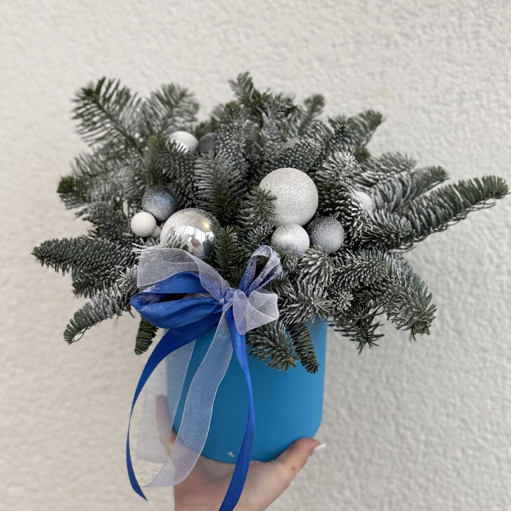 Ель в коробке с ёлочными шарами