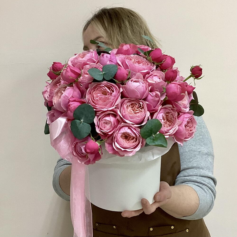 Утонченная композиция в шляпной коробке из пион. кустовых роз с эвкалиптом