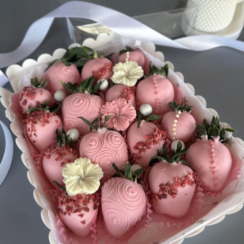 Клубника в шоколаде «розовая мечта»