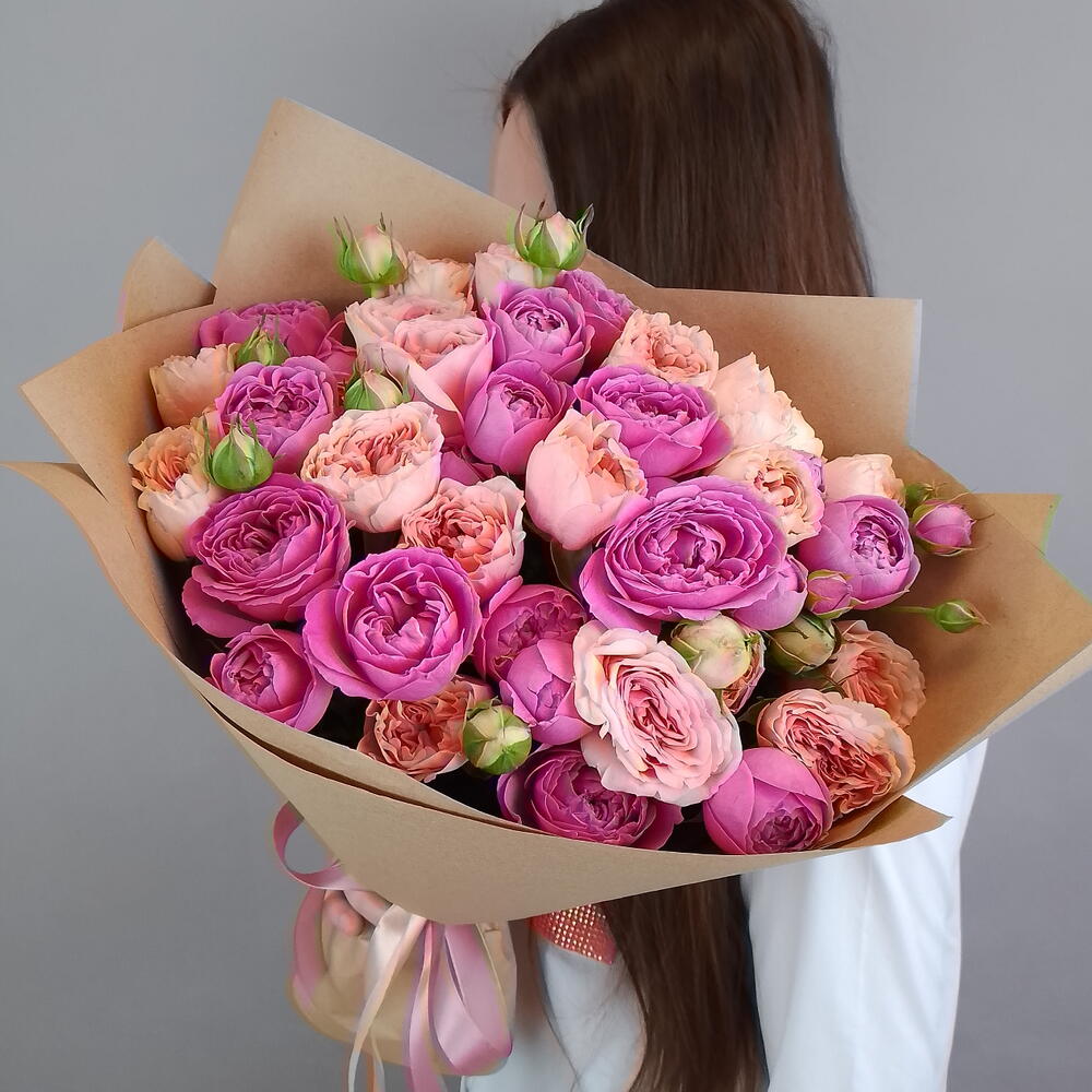 Букет из пионовидных кустовых роз 💕