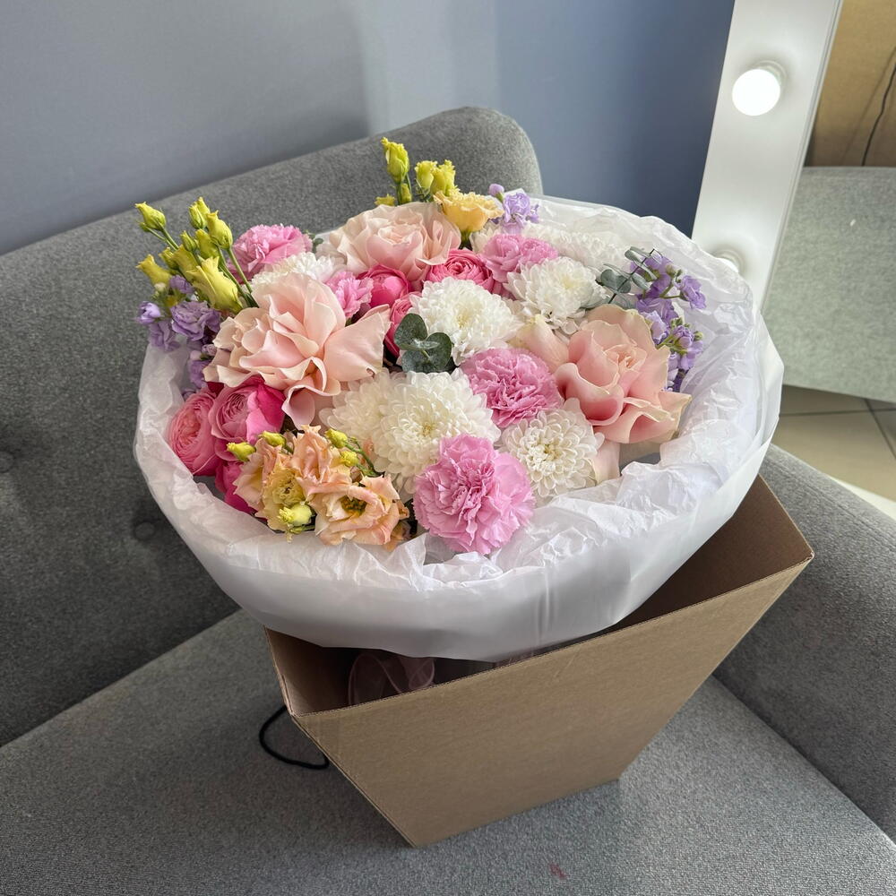 Авторский букет💐 с Француской Розой Пинк Мондиаль💕 сиреневой маттиолой💜и розовыми диантусами🩷