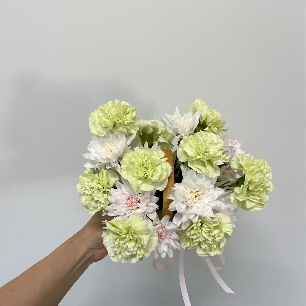 Маленькая композиция  в корзине с дианусом и хризантемой 🌸