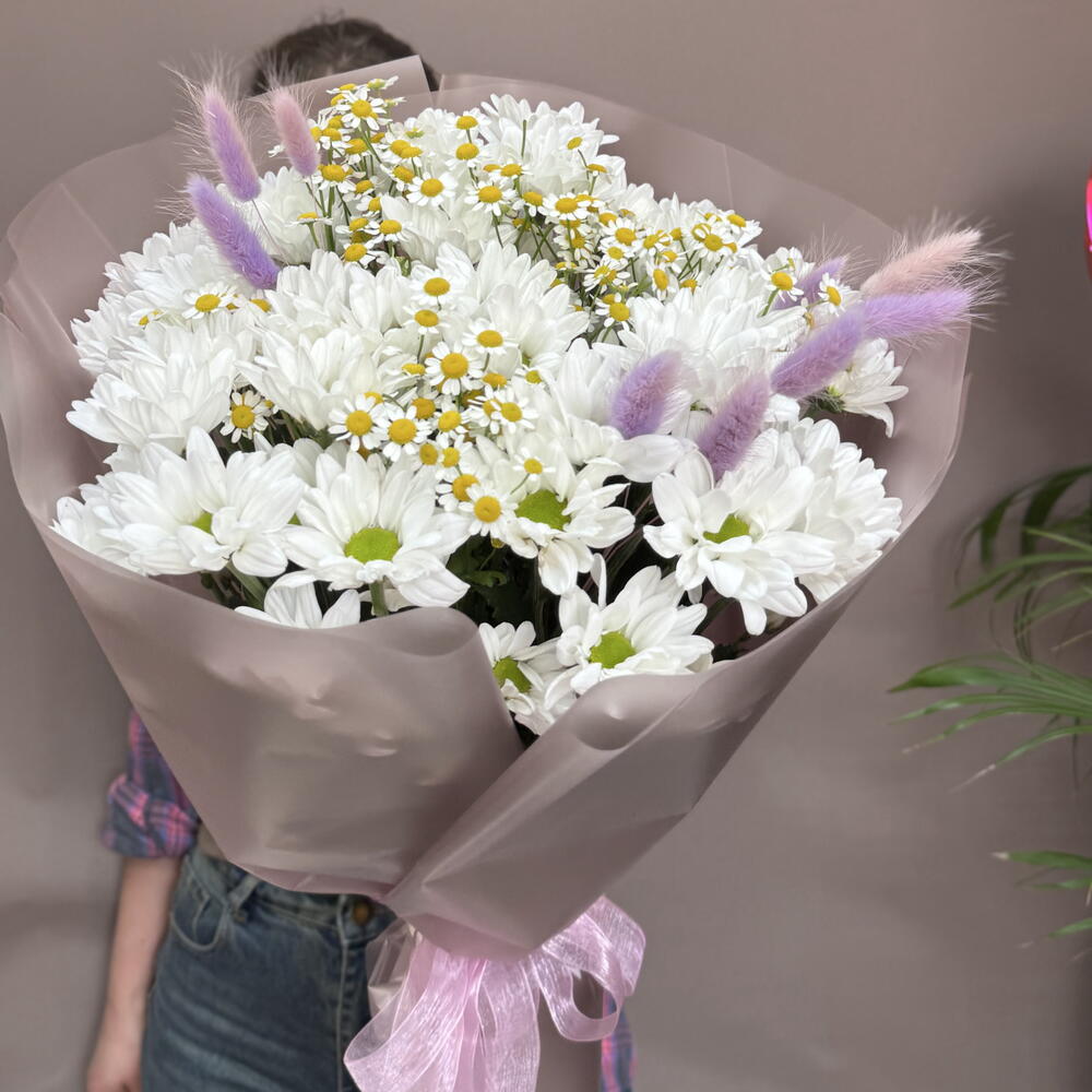 Букет из кустовых хризантем и ромашек